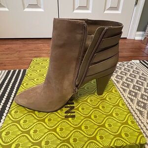Gianni Bini tan heeled booties